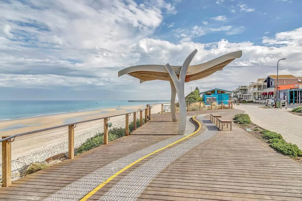 Coastal Comfort With A Pool Opposite Henley Beach Adelaide Appartamento